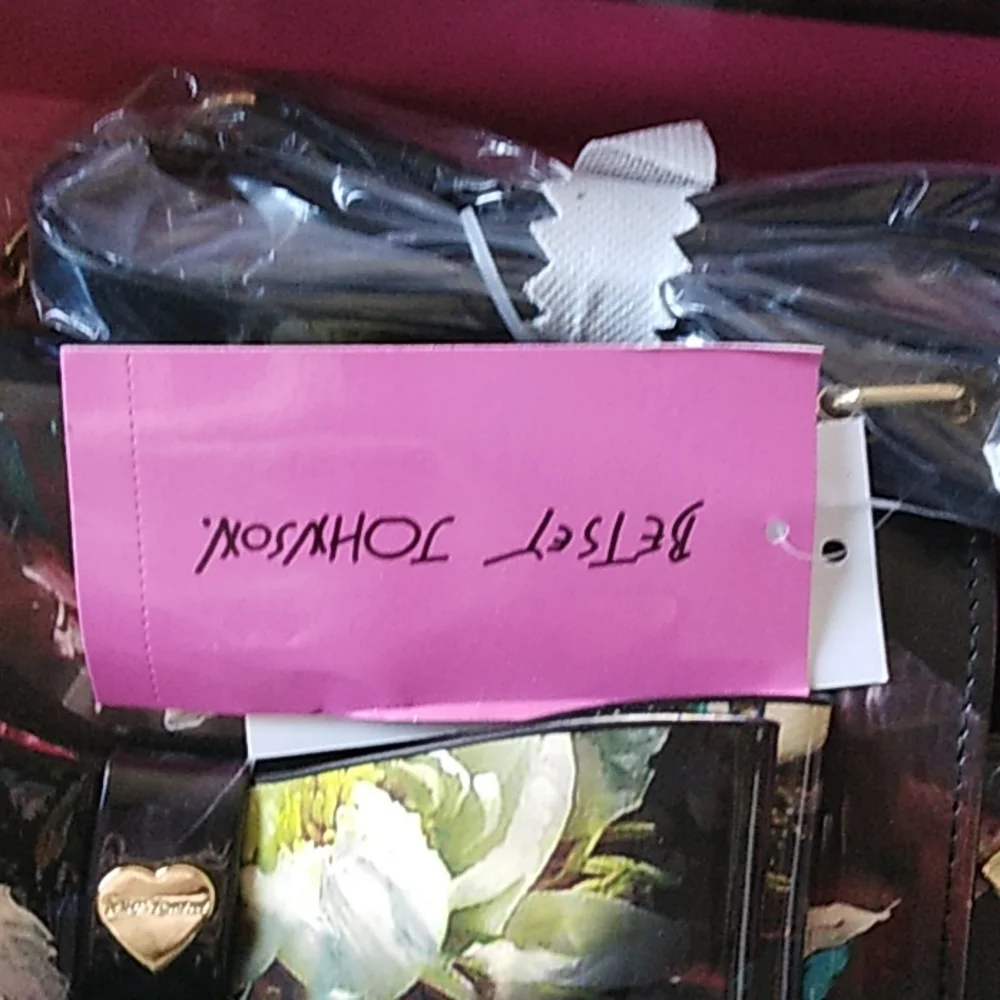 NWTS Betsey Johnson Gxdani crossbody purse & card case black flowers glossy. T1 - Picture 4 of 16
